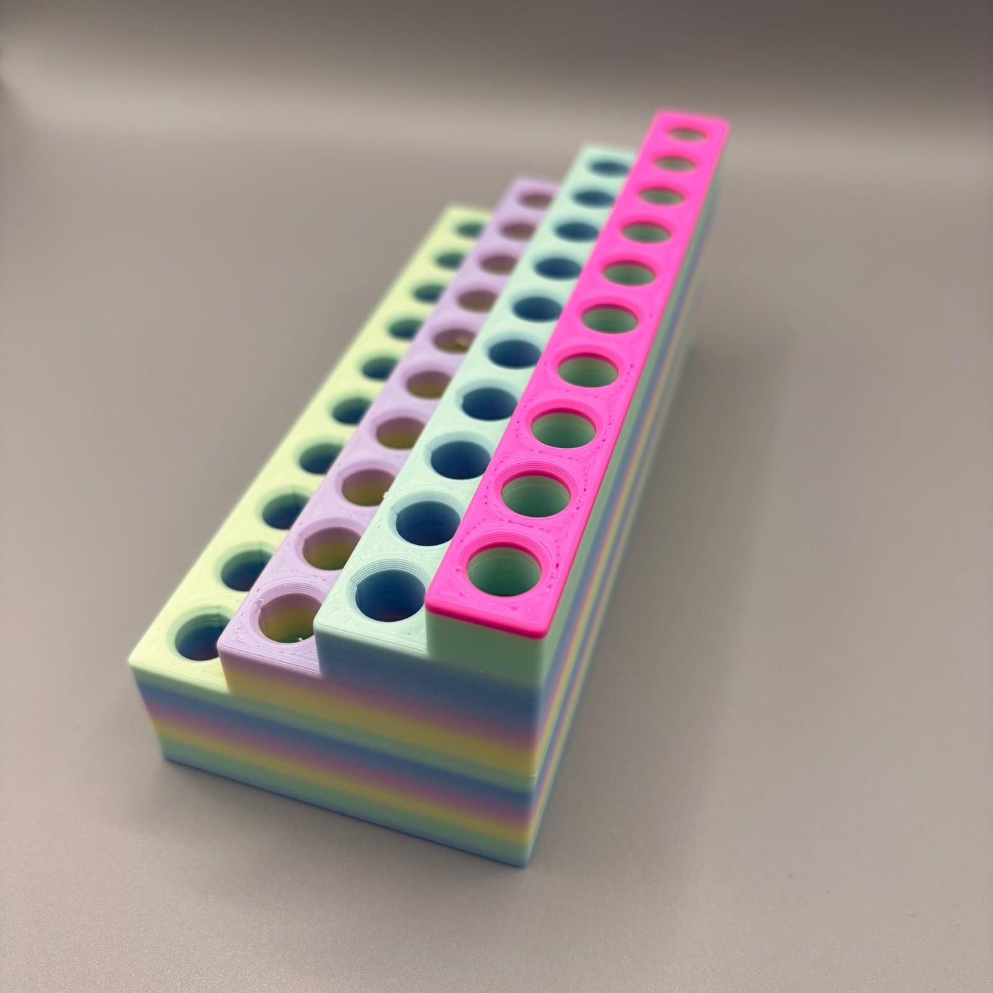 Sonderfarbe | platzsparender Stiftehalter kompatibel mit Legami Stifte | radierbare Legami Stifte | für 40 Stifte | Farbe Cake + Rosa