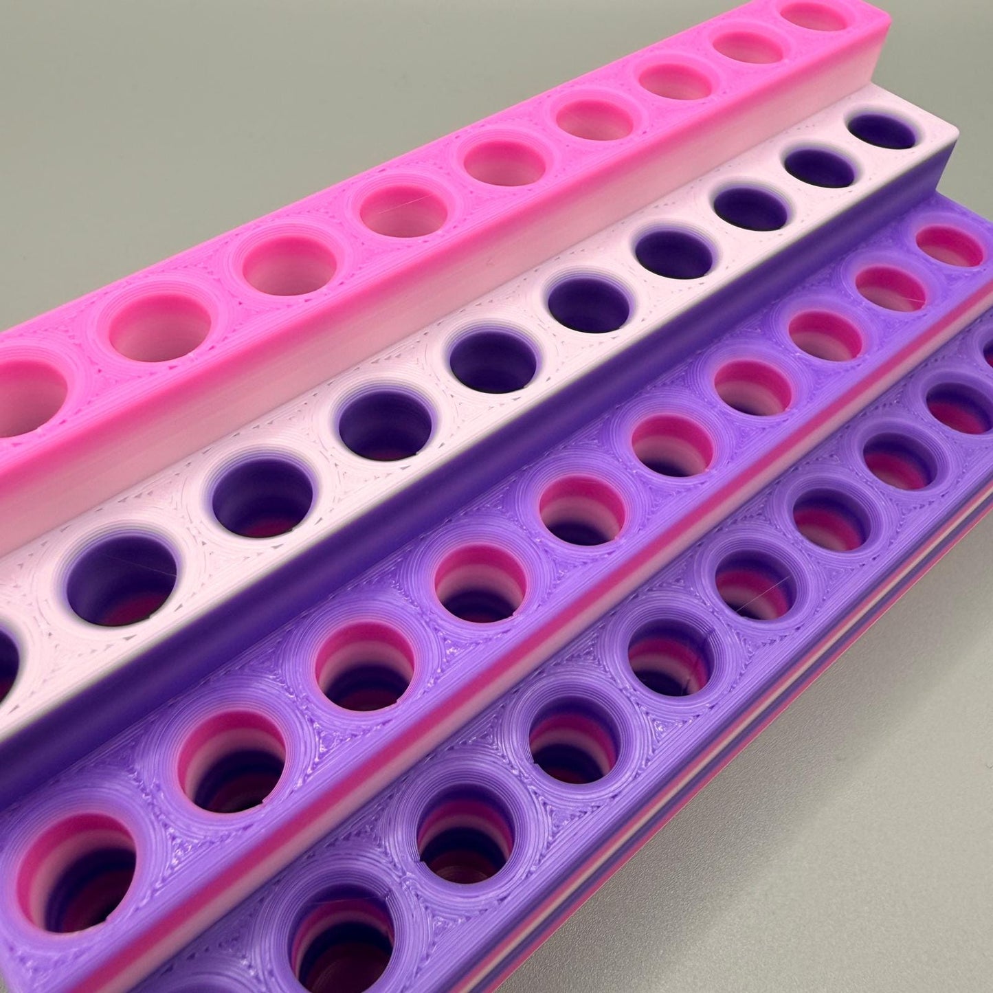 Sonderfarbe | platzsparender Stiftehalter kompatibel mit Legami Stifte | radierbare Legami Stifte | für 40 Stifte | Farbe Lila Rainbow