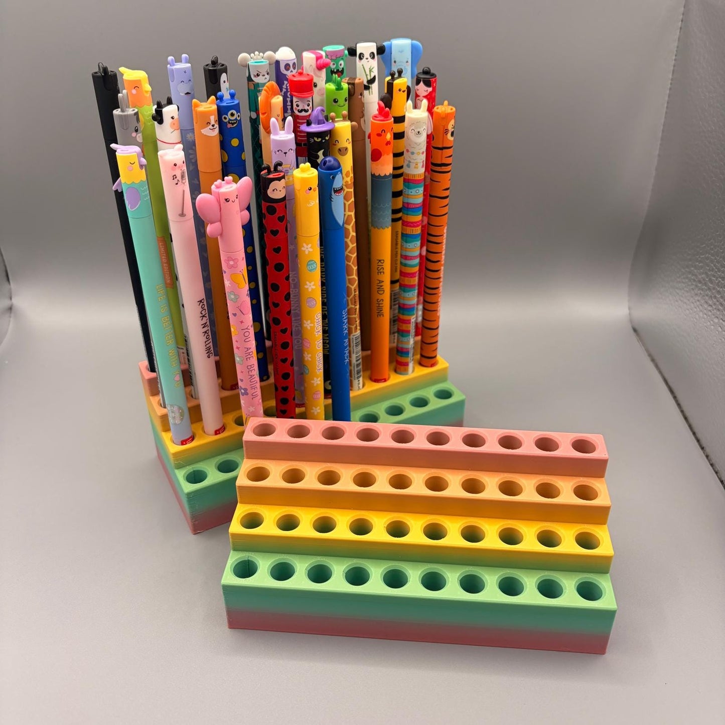 Sonderfarbe | platzsparender Stiftehalter kompatibel mit Legami Stifte | radierbare Legami Stifte | für 40 Stifte | Farbe Rainbow