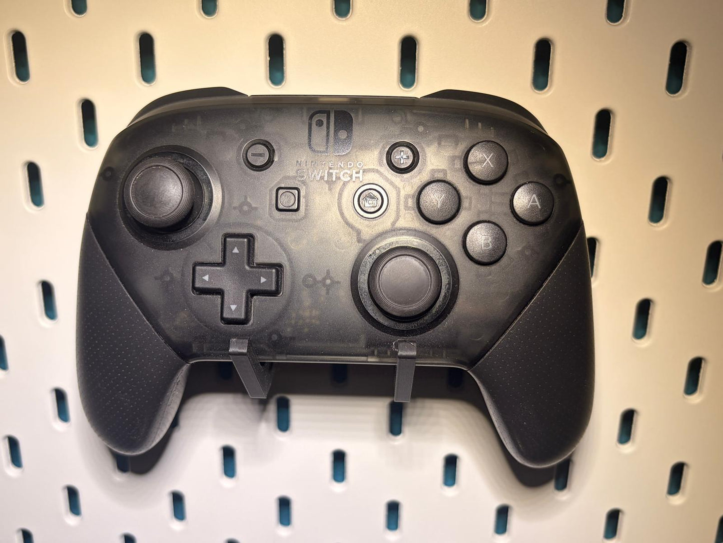 Controller Halterung kompatibel mit IKEA Skadis Lochwand | Universal für Controller der meisten Marken | Gaming Setup Zubehör & Organisation