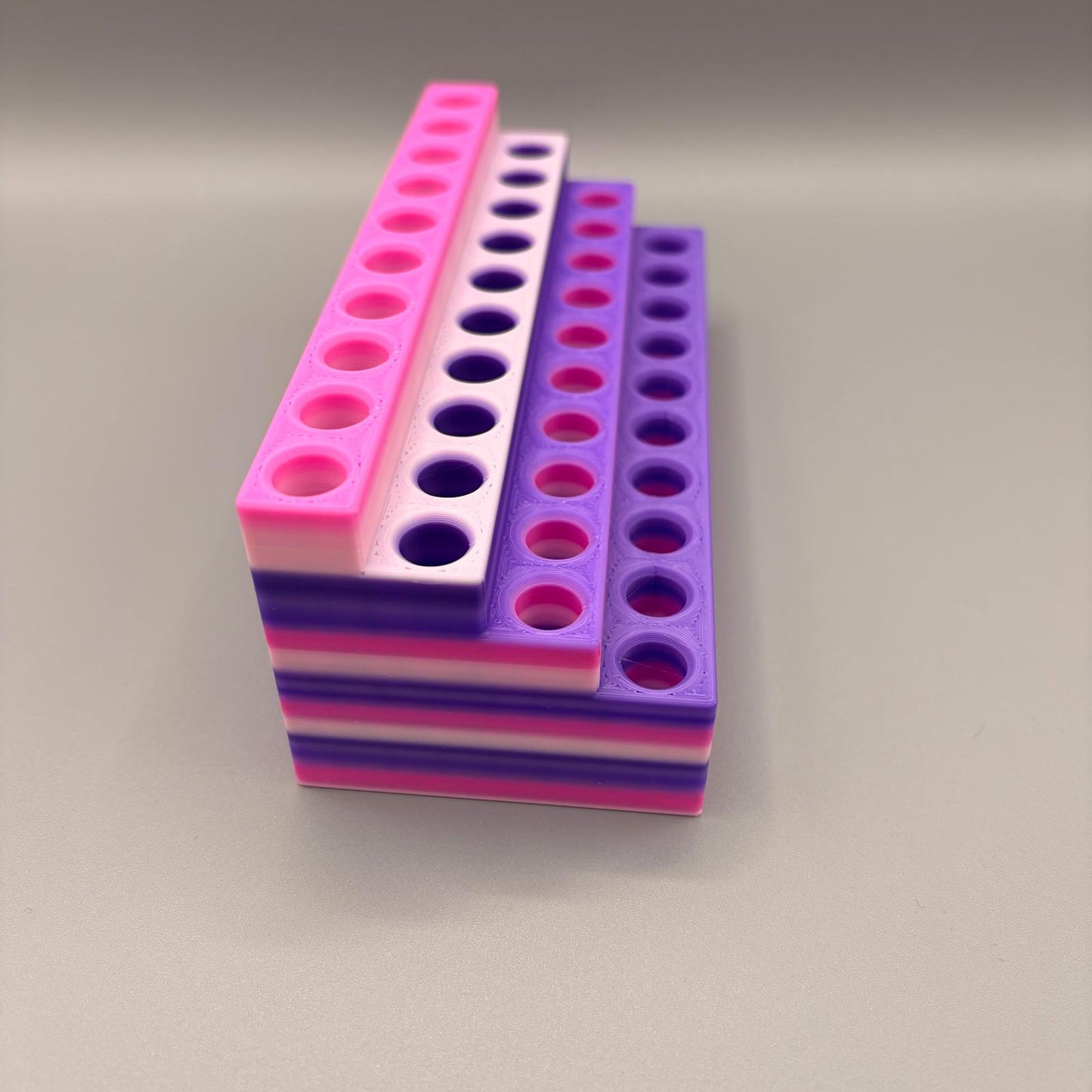 Sonderfarbe | platzsparender Stiftehalter kompatibel mit Legami Stifte | radierbare Legami Stifte | für 40 Stifte | Farbe Lila Rainbow