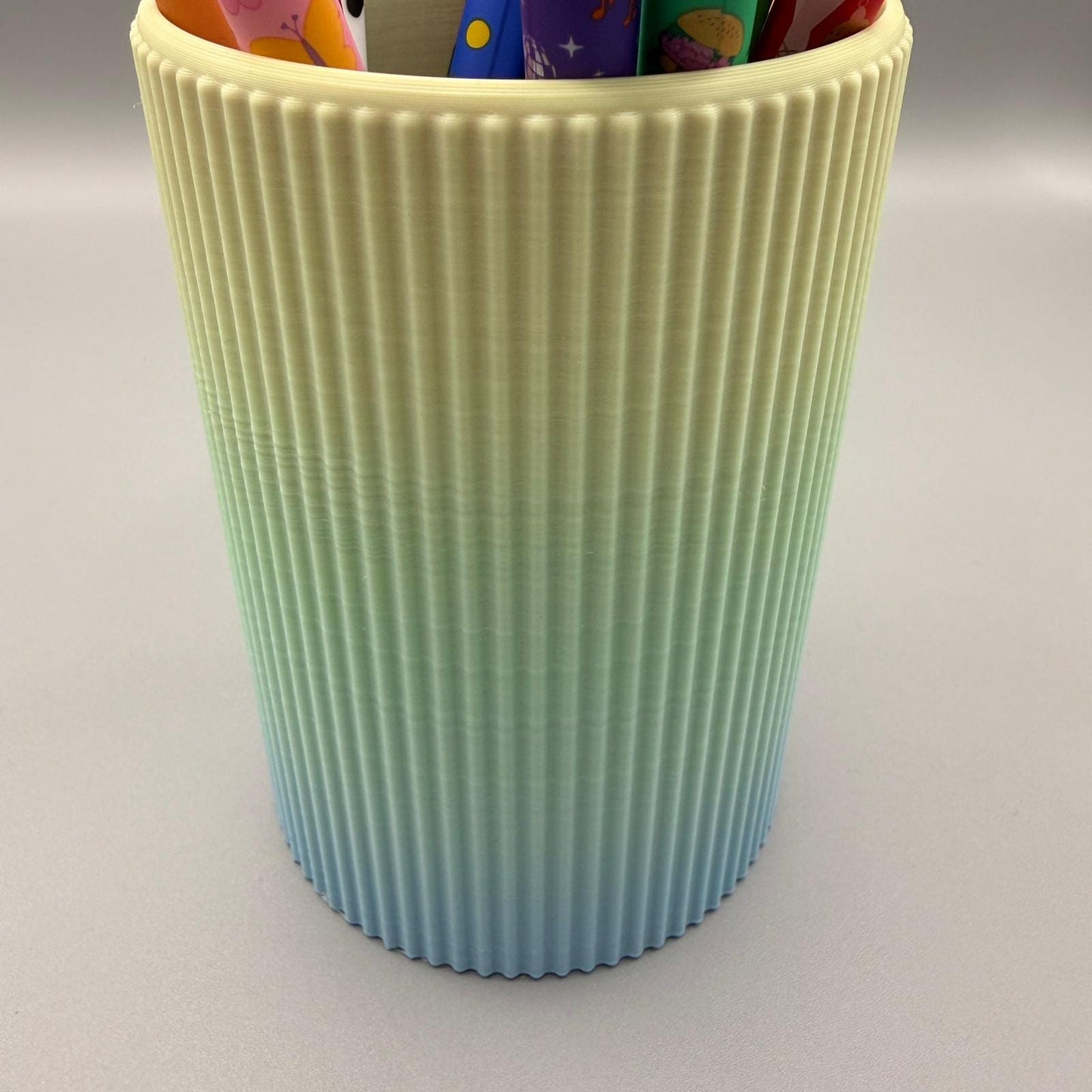 Stiftehalter grobe Rippen Pastell Regenbogen – Kompatibel mit Legami – Personalisierter Stiftebecher 3D Druck – Schreibtisch Organizer
