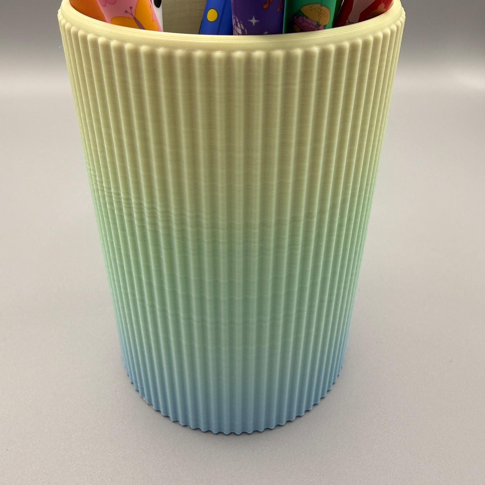 Stiftehalter grobe Rippen Pastell Regenbogen – Kompatibel mit Legami – Personalisierter Stiftebecher 3D Druck – Schreibtisch Organizer