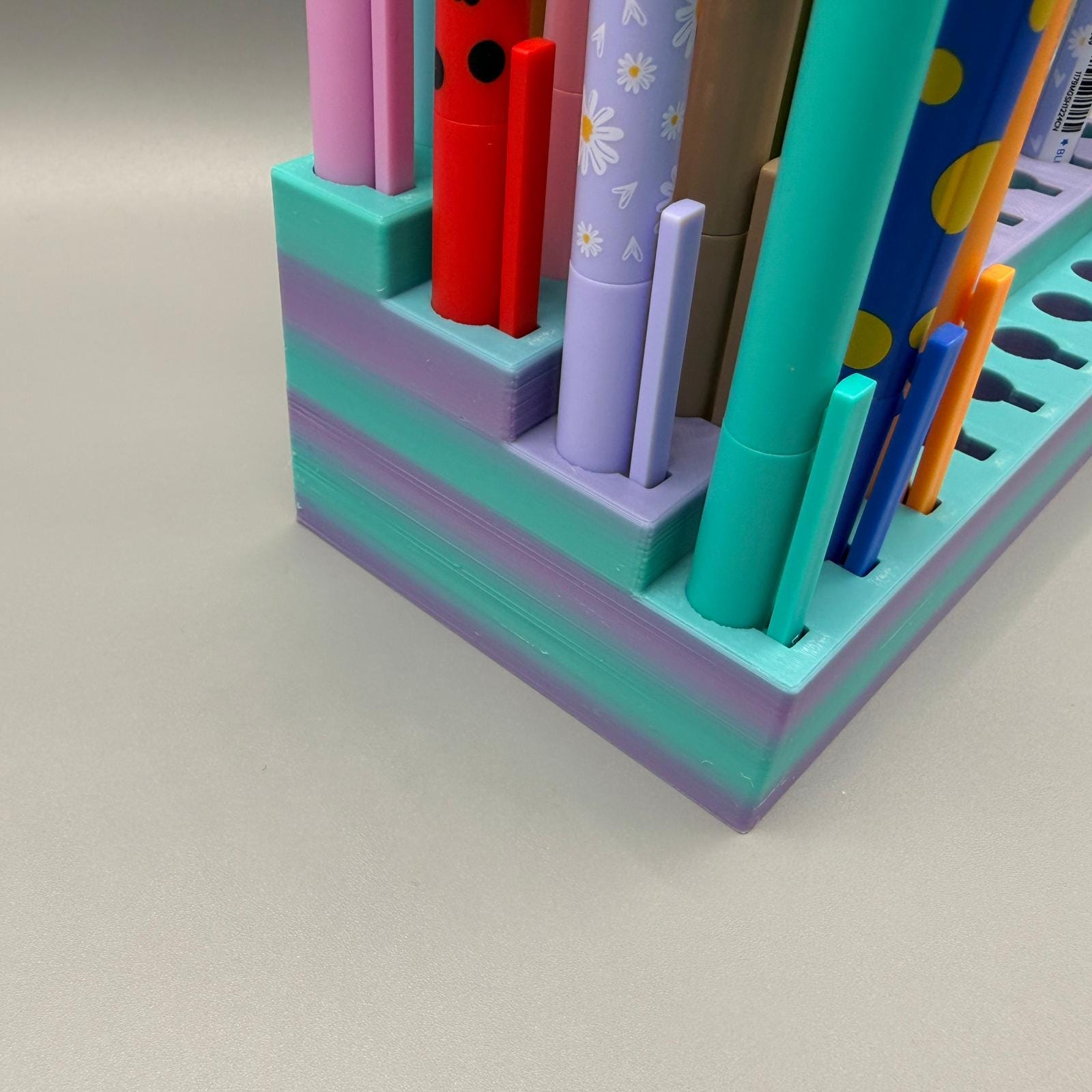 Sonderfarbe | platzsparender Stiftehalter kompatibel mit Legami Lovely Friends und radierbare Legami | verschiedene Größen | Türkis Lila