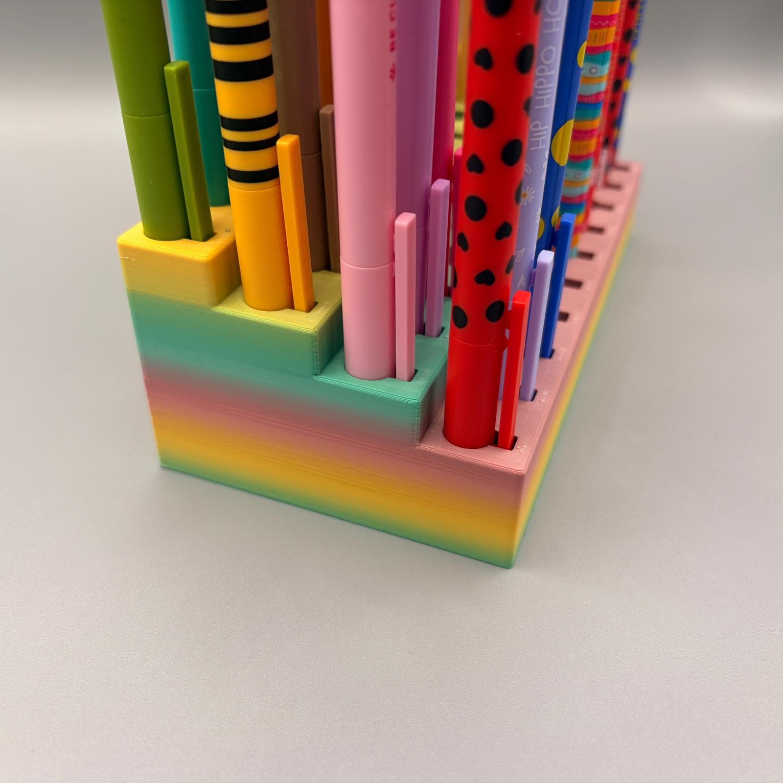 Sonderfarbe | platzsparender Stiftehalter kompatibel mit Legami Lovely Friends und radierbare Legami | verschiedene Größen | Rainbow