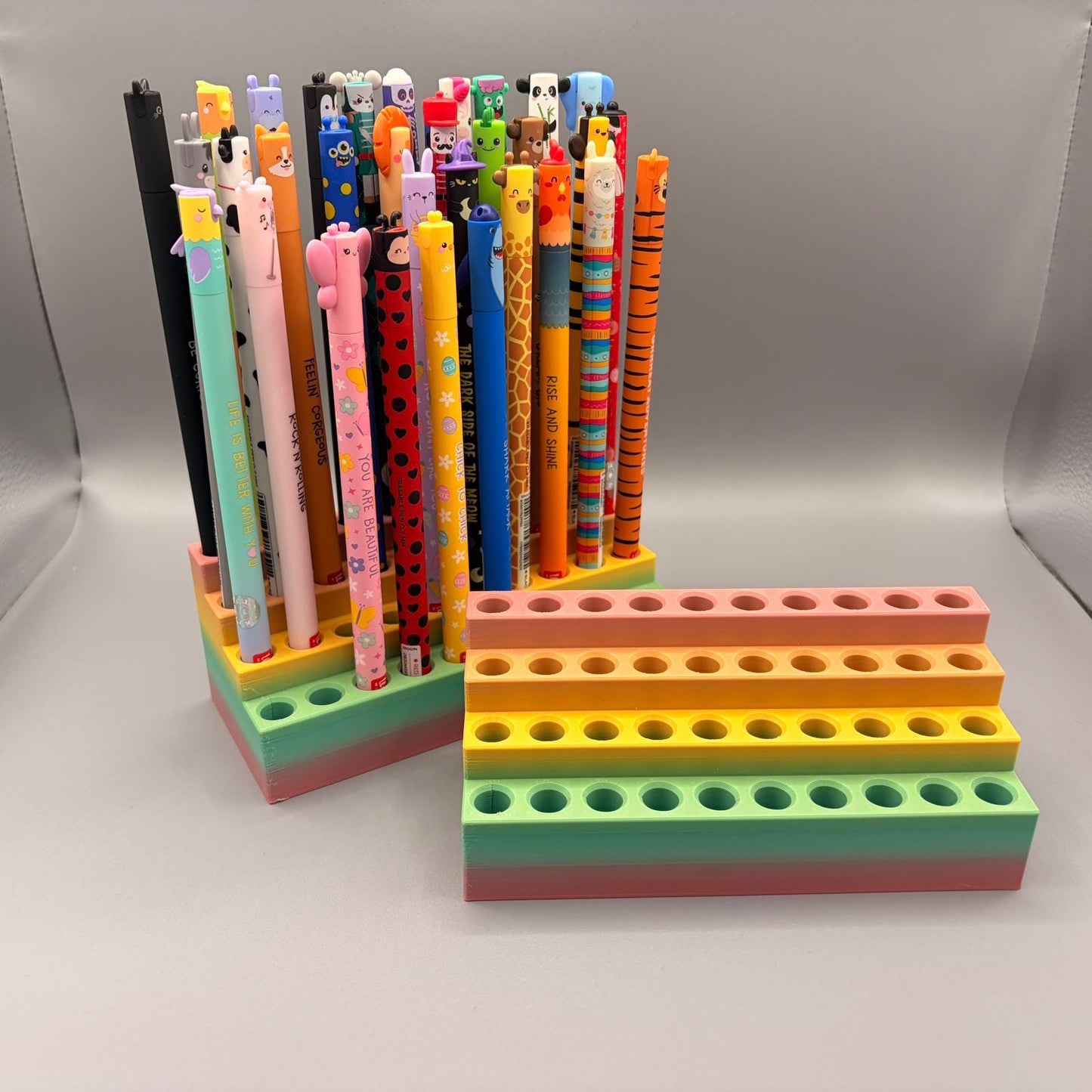 Sonderfarbe | platzsparender Stiftehalter kompatibel mit Legami Stifte | radierbare Legami Stifte | für 40 Stifte | Farbe Rainbow