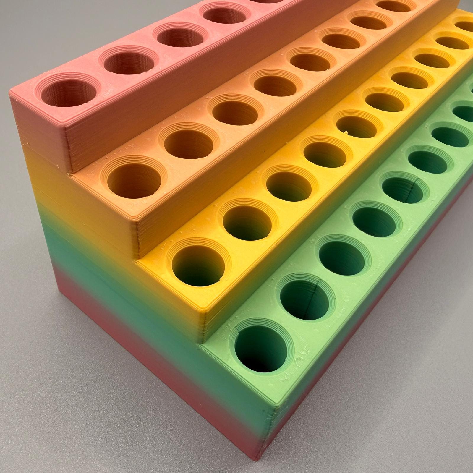 Sonderfarbe | platzsparender Stiftehalter kompatibel mit Legami Stifte | radierbare Legami Stifte | für 40 Stifte | Farbe Rainbow