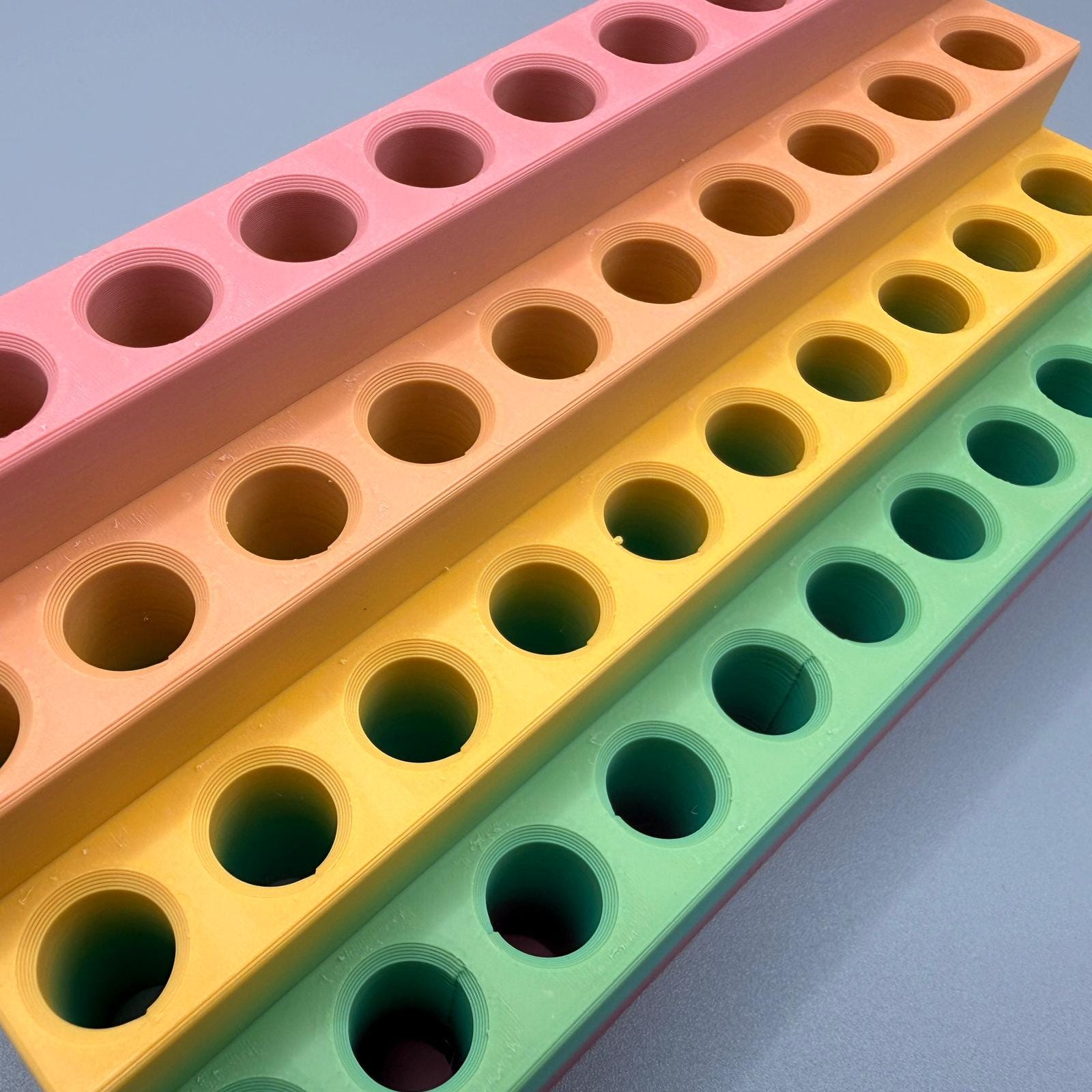Sonderfarbe | platzsparender Stiftehalter kompatibel mit Legami Stifte | radierbare Legami Stifte | für 40 Stifte | Farbe Rainbow
