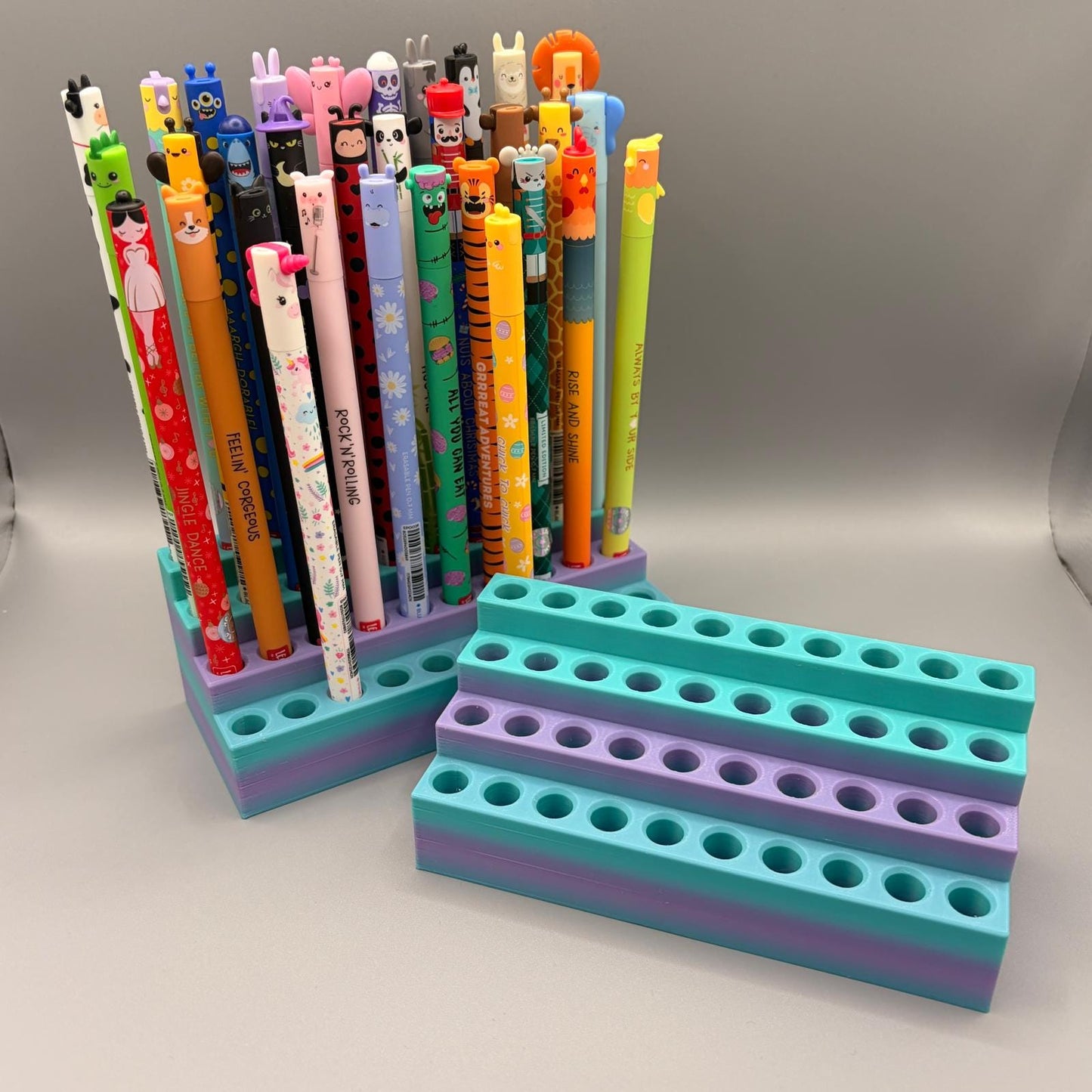 Sonderfarbe | platzsparender Stiftehalter kompatibel mit Legami Stifte | radierbare Legami Stifte | für 40 Stifte | Gradient Türkis Lila