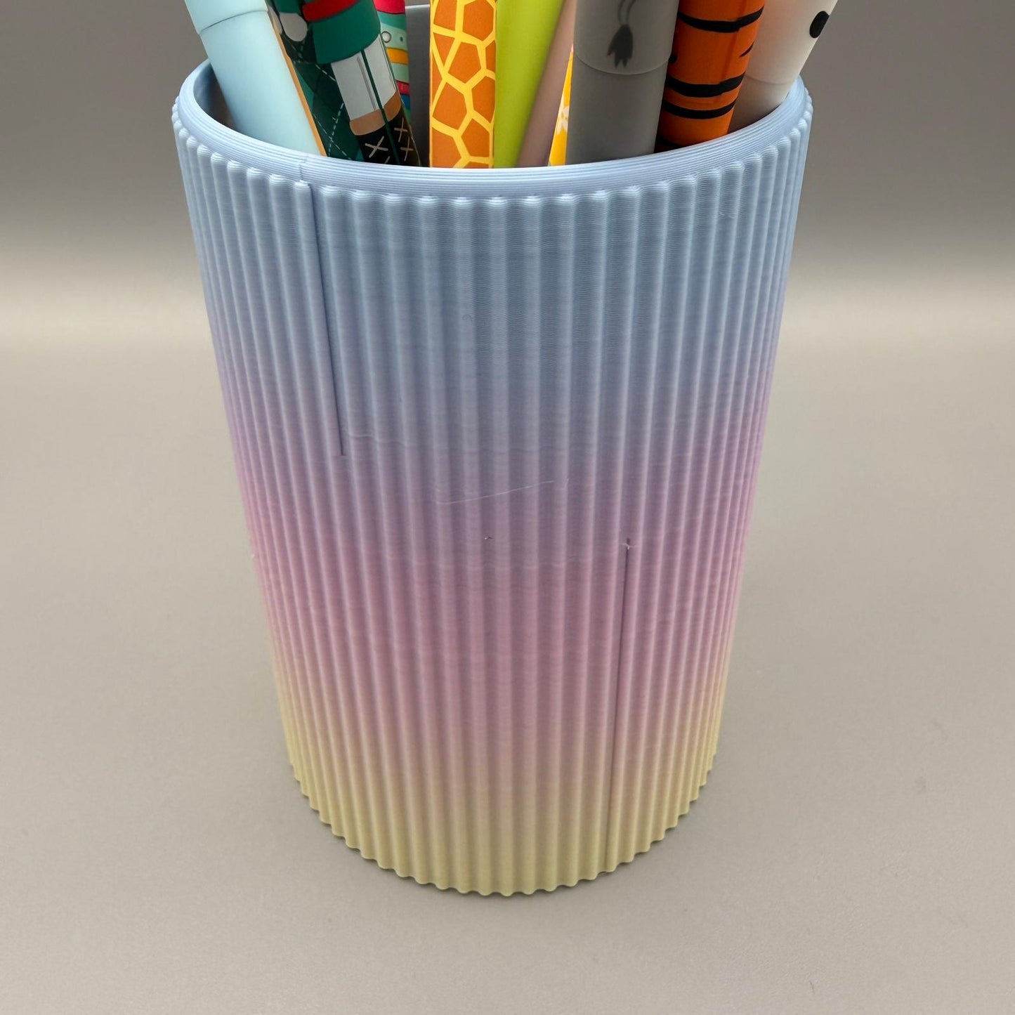 Stiftehalter grobe Rippen Pastell Regenbogen – Kompatibel mit Legami – Personalisierter Stiftebecher 3D Druck – Schreibtisch Organizer