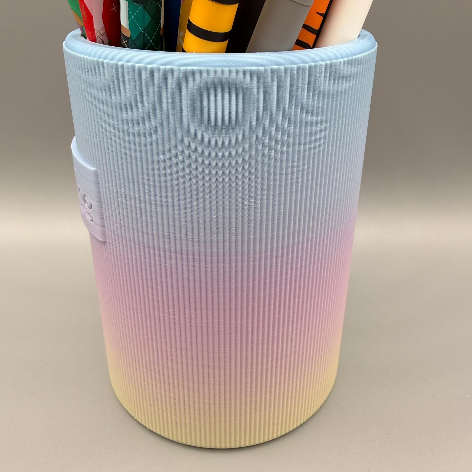 Stiftehalter Feinripp Pastell Regenbogen – Kompatibel mit Legami – Personalisierter Stiftebecher 3D Druck – Schreibtisch Organizer